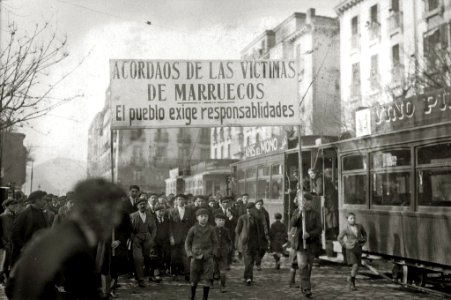 Manifestación a favor de las víctimas de Marruecos por las calles de San Sebastián (3 de 8) - Fondo Car-Kutxa Fototeka