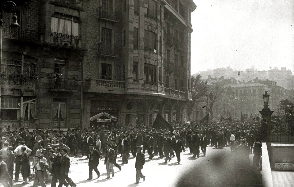 Manifestación por las calles de San Sebastián (14 de 14) - Fondo Car-Kutxa Fototeka