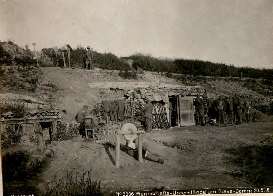 Mannschaffs-Unterstände am Piave-Damm am 20.5.1918 (BildID 15618678)