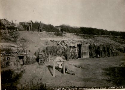 Mannschaffs-Unterstände am Piave-Damm am 20.5.1918 (BildID 15618678)