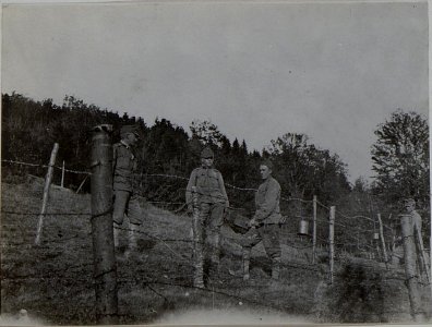Mannschaft beim Dratverhau aufstellen in den Stellungen J.R.93 Turawahöhe Nov.1916 (BildID 15453137)