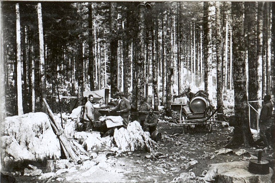 Mannschafts Menagebereitung im Ternovanerwald. 4.9.17. (BildID 15603145)
