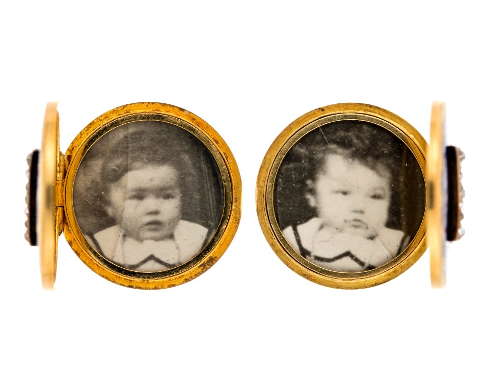 Manschettknappar med fotografiporträtt av Ebba och Ellen von Hallwy, 1872 - Hallwylska museet - 110555