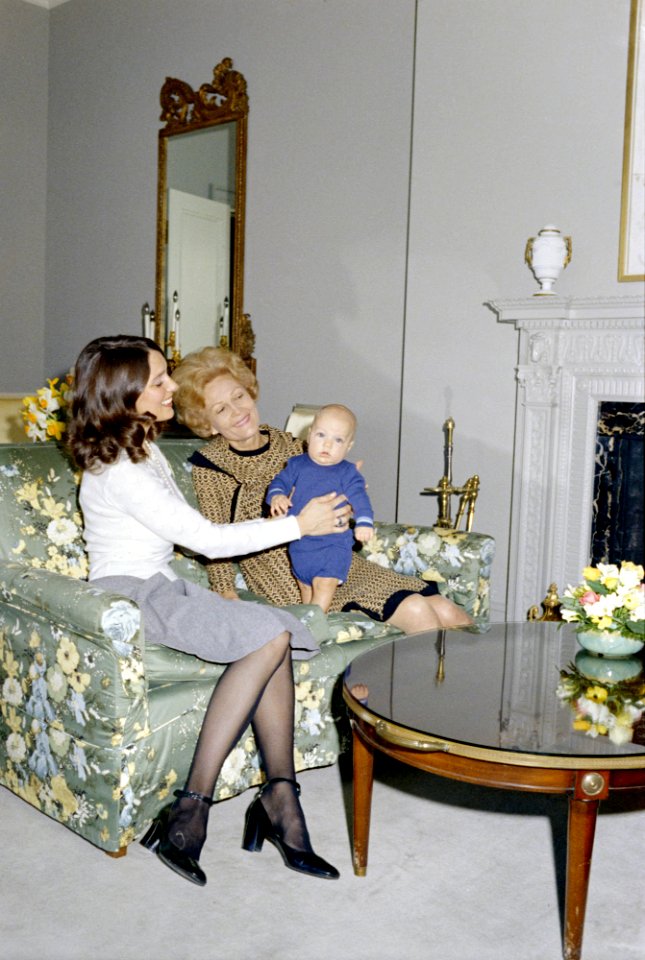 Margaret Sinclair, Pat Nixon, Justin Trudeau - 1972 (37-whpo-8884-17-i)