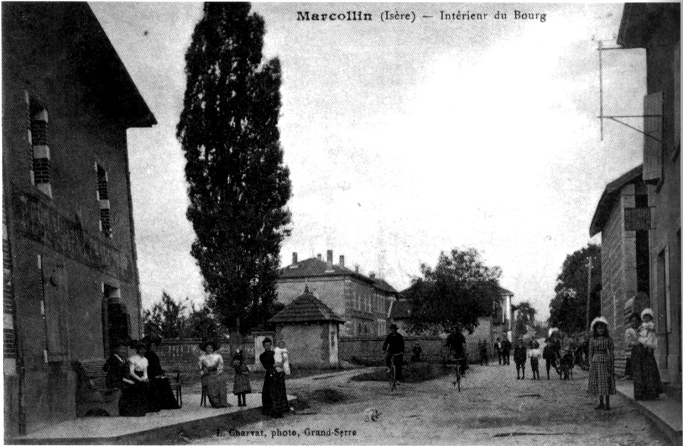 Marcollin, intérieur du bourg en 1910, p 118 de L'Isère les 533 communes - L Charvat phot-édit à Grand-Serre