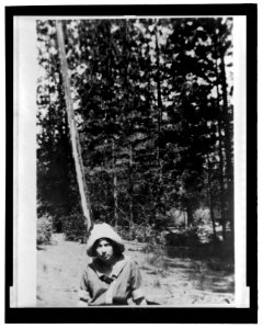 Marguerite Thompson Zorach, half-length portrait, outdoors LCCN2007680358