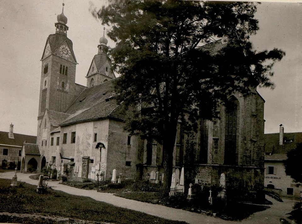 Maria Saal, Blick auf die Kirche von Osten. (BildID 15509767)