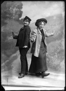 Margit Sjöblom and Ella Lennartson in Konstgjorda Svensson at Södra teatern 1909 - SMV - NL015
