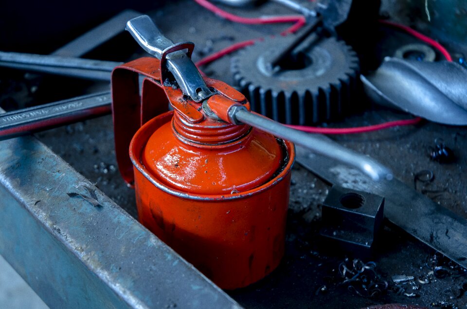 Lubrication lubricating oil red