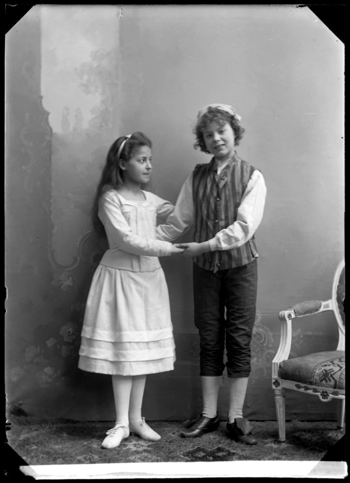 Maria Hansson as Tummelisa and Mary Gräber as Tummeliten in Tummeliten at Östermalmsteatern 1904 - SMV - ÖT001