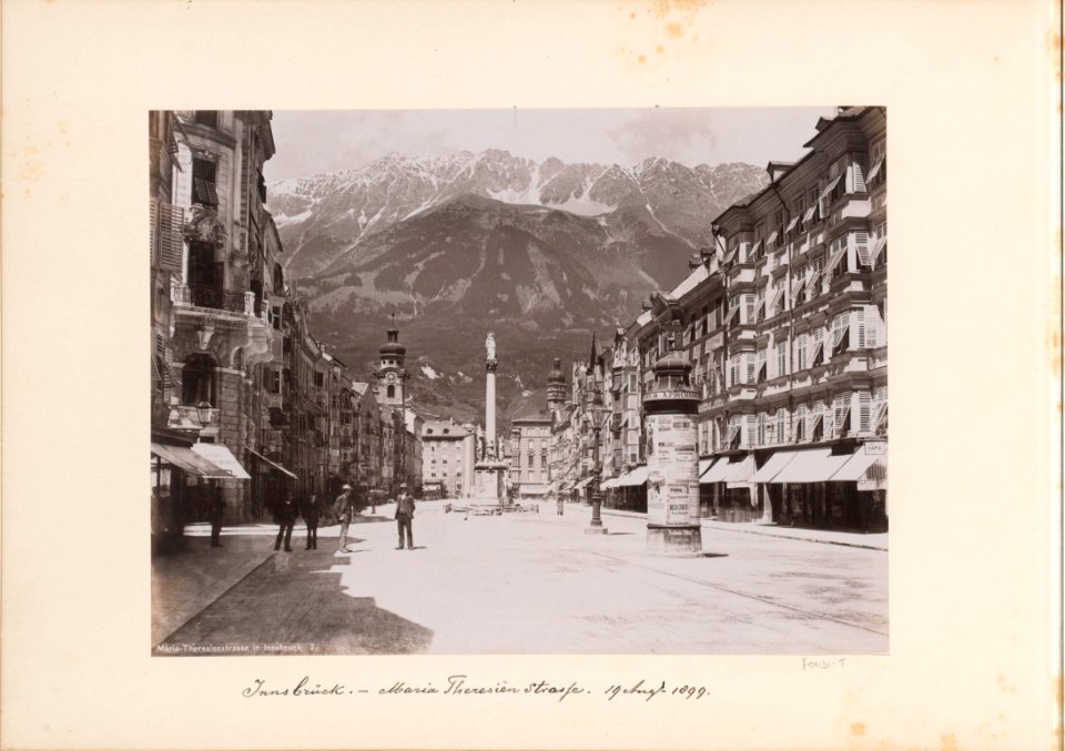 Maria-Theresienstraat in Innsbruck met winkels, publiek, reclamezuil en beeld Maria-Theresienstrasse in Innsbruck (titel op object), RP-F-F01131-T