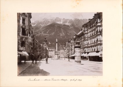 Maria-Theresienstraat in Innsbruck met winkels, publiek, reclamezuil en beeld Maria-Theresienstrasse in Innsbruck (titel op object), RP-F-F01131-T