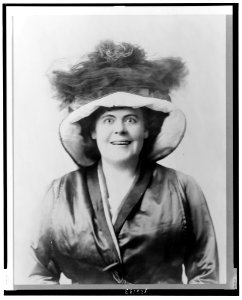 Marie Dressler, head-and-shoulders portrait, facing front, wearing hat LCCN00650790