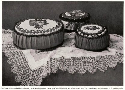 Margarethe von Brauchitsch - Nadelkissen mit Kurbelstickerei, Decke mit Leinendurchbruch und Klöppelspitze photo