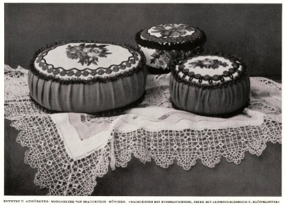 Margarethe von Brauchitsch - Nadelkissen mit Kurbelstickerei, Decke mit Leinendurchbruch und Klöppelspitze