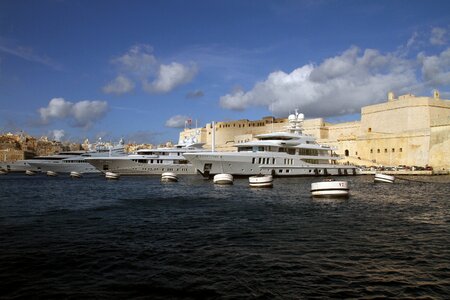 Transportation harbour vessel