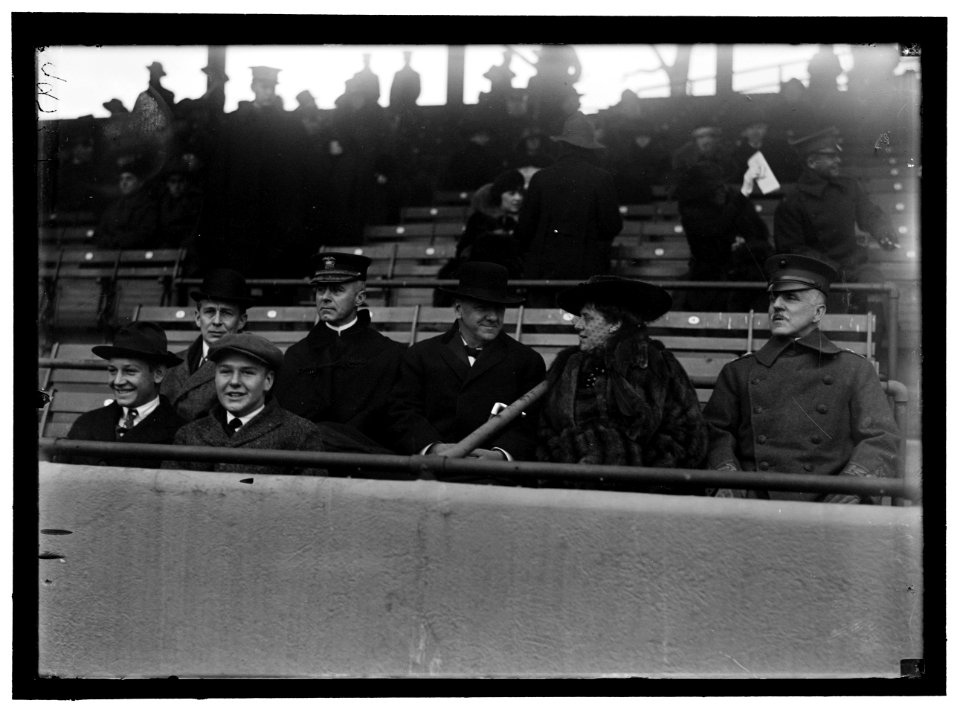 MARINE CORPS, U.S.N. MACHINE GUN UNIT DEMONSTRATION AT BALL PARK. DANIELS AND GEN. BARNETT LCCN2016868729