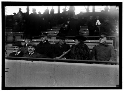 MARINE CORPS, U.S.N. MACHINE GUN UNIT DEMONSTRATION AT BALL PARK. DANIELS AND GEN. BARNETT LCCN2016868729