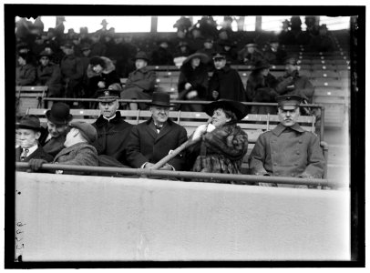 MARINE CORPS, U.S.N. MACHINE GUN UNIT DEMONSTRATION AT BALL PARK. DANIELS AND GEN. BARNETT LCCN2016868728