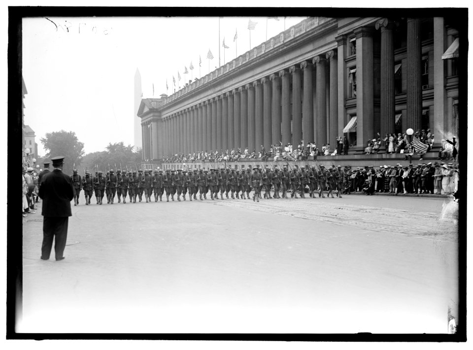 MARINE CORPS, U.S.N. MARINES PARADE LCCN2016870350