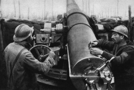 Marinegeschüss wird zum Schuss eingestellt