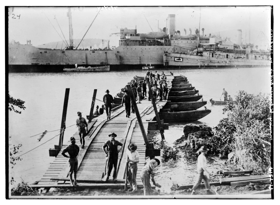 Marines & pontoon bridge to Syrius LCCN2014717006