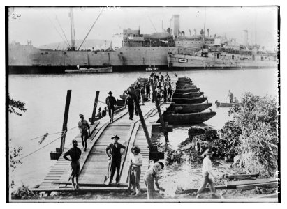 Marines & pontoon bridge to Syrius LCCN2014717006