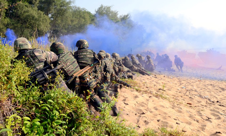 Marines conduct amphibious assault training. (9135965818)