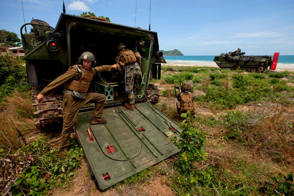 Marines conduct amphibious assault training. (9032642413)