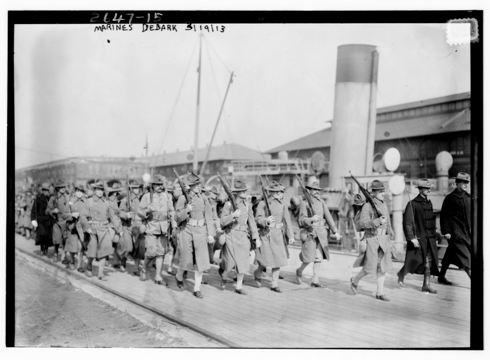 Marines debark LCCN2014692630