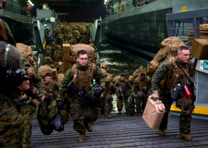 Marines disembark LCU 1631 150401-N-EI510-189
