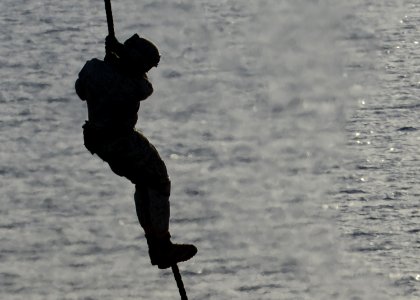 Marines fast-rope aboard USS Bataan 140607-N-YC845-008