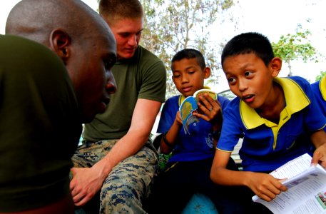 Marines learn value of volunteering 140218-N-LX503-174