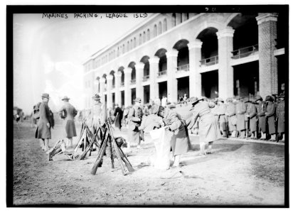 Marines packing, League Isl'd. LCCN2014691415