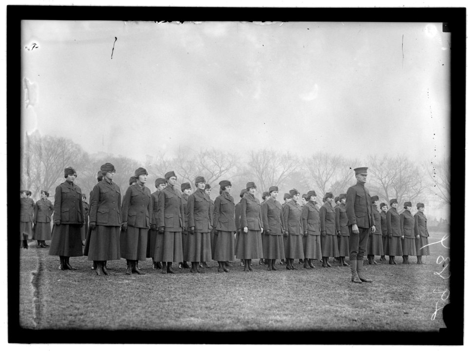 MARINETTES OF U.S. MARINE CORPS LCCN2016869587
