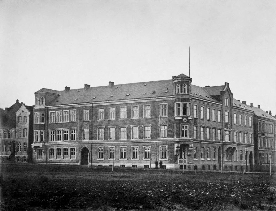 Marineschule in der Waisenhofstraße, Ecke Muhliusstraße (Kiel 44.932)