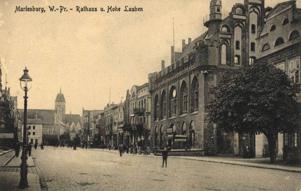 Marienburg, Westpreußen - Rathaus und Hohe Lauben (Zeno Ansichtskarten)