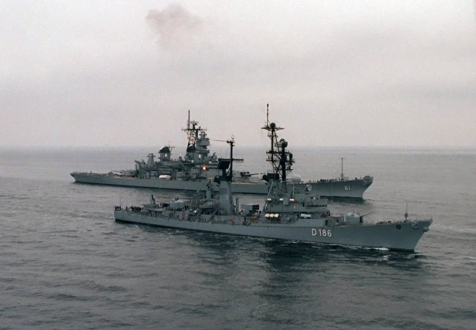 Moelders (D186) USS Iowa (BB-61) 1985