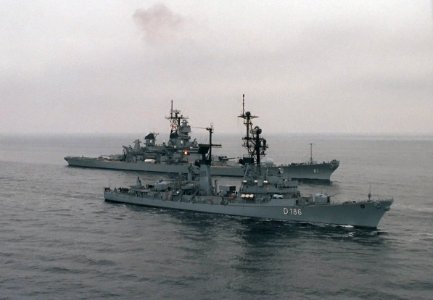 Moelders (D186) USS Iowa (BB-61) 1985