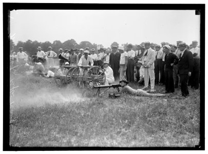 MARINE CORPS RIFLE RANGE, WINTHROP, MD. GEN. BARNETT TESTING COLT'S AUTOMATIC MACHINE GUN LCCN2016867420