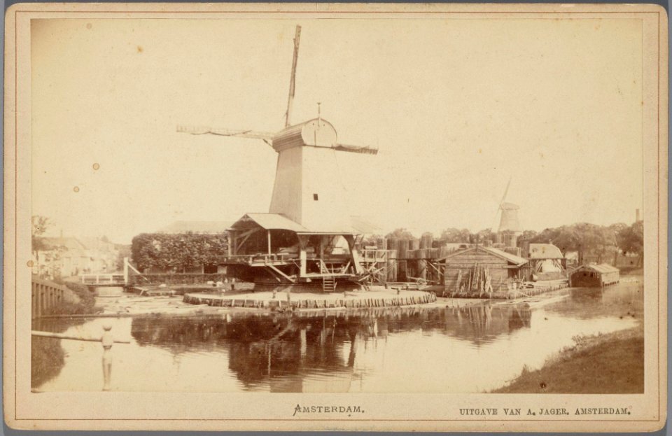 Molen De Haan, gezien vanaf de Buitensingel met links het Steenpad en op de hoek met de Kwakersdijk het gebouw De Keizerskroon
