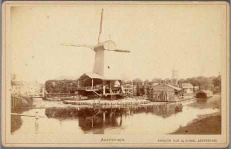 Molen De Haan, gezien vanaf de Buitensingel met links het Steenpad en op de hoek met de Kwakersdijk het gebouw De Keizerskroon photo
