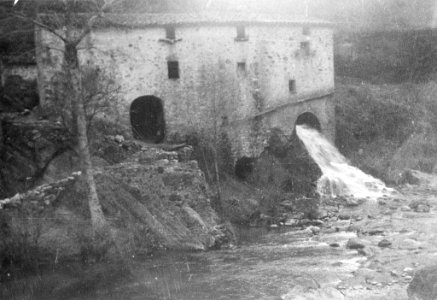 Molí d'en Fàbrega tocant al riu Muga