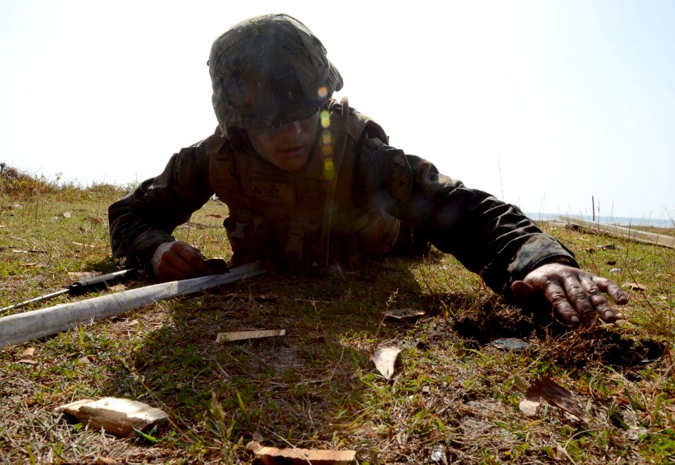 Marines conduct amphibious assault training. (9135966712)