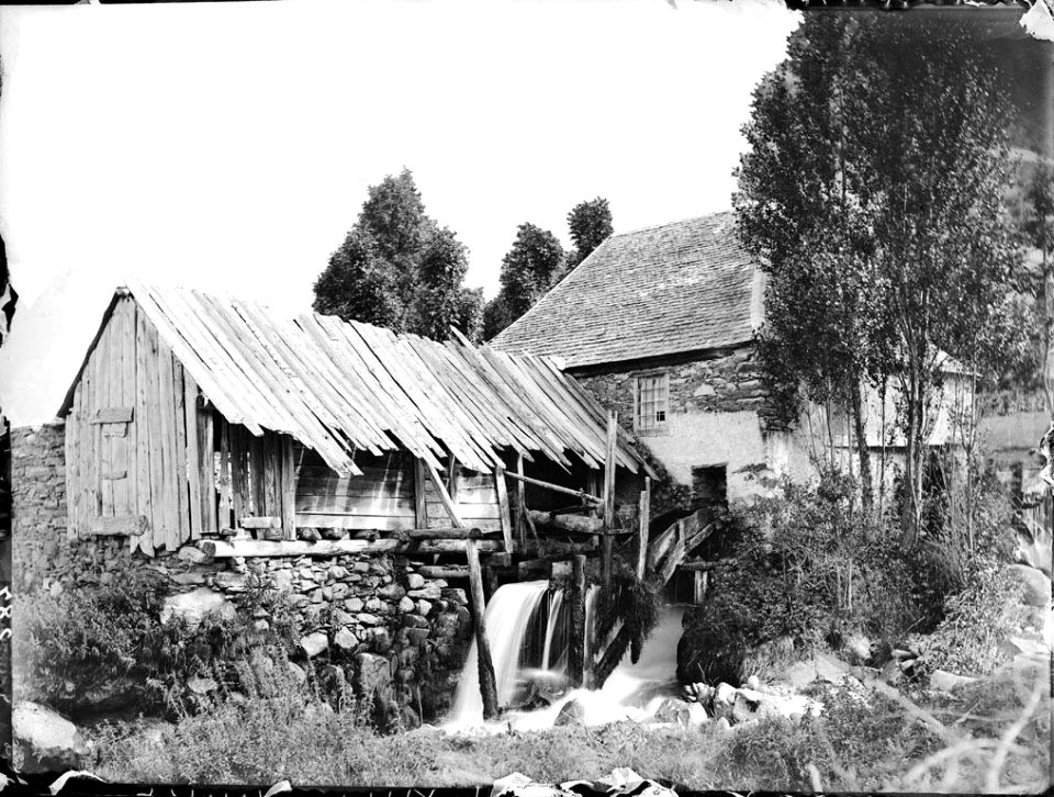 Molí d'aigua i serradora de la Borda de Dalt vist des del camí del castell