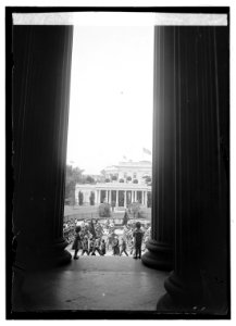 Marines passing White House, 7-12-22 LCCN2016846553