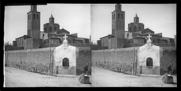 Monestir de Sant Cugat amb la font de la creu i una dona en primer pla