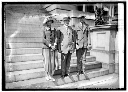 Mondell & family, 9-15-22 LCCN2016846693