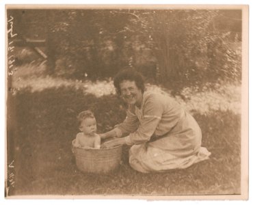 Marion Lincoln Lewis Lee bathing her daughter, Lucy Lee LCCN2015647684