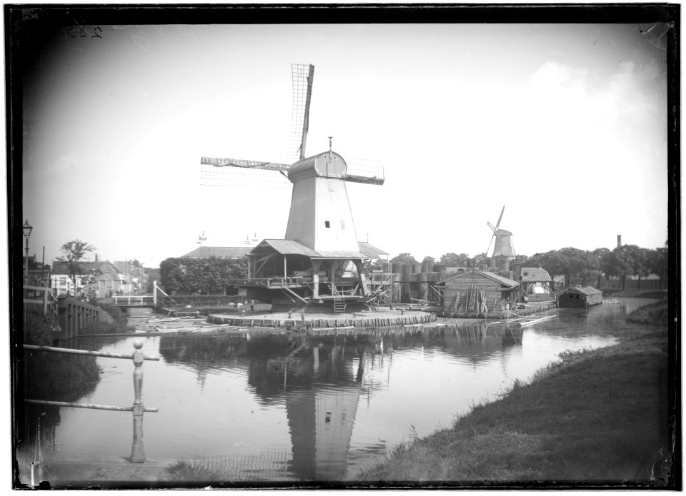 Molen De Haan, gezien vanaf de Buitensingel, thans Singelgracht, met links het Steenpad en op de hoek met de Kwakersdijk het gebouw De Keizerskroon